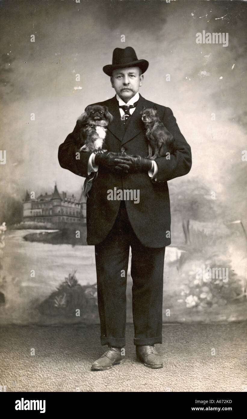 Uomo con Pekingese C1915 Foto Stock