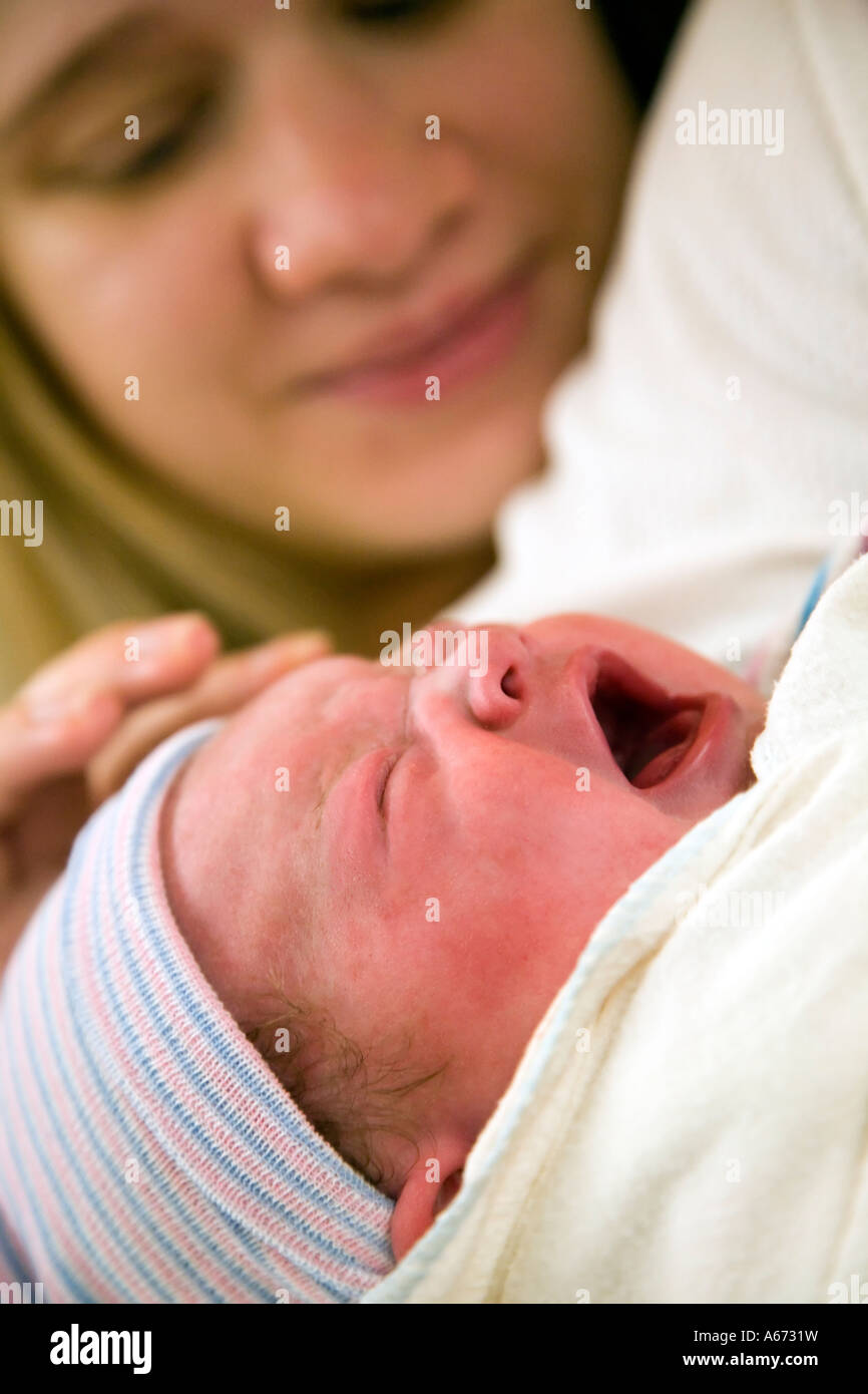 Un'ora di vecchio Gridando bambino per essere ammirata dalla sua nuova madre poco dopo il parto. Foto Stock