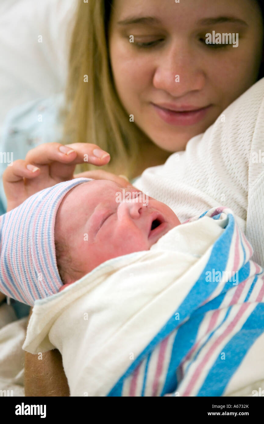 Un'ora di vecchio neonato per essere ammirata dalla sua madre Foto Stock