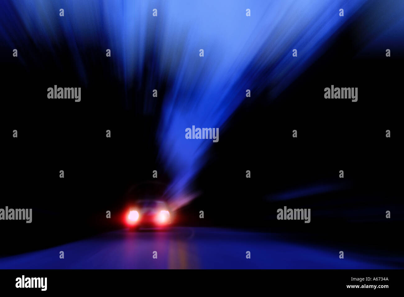 Luci auto sulla strada solitaria di notte abstract Foto Stock