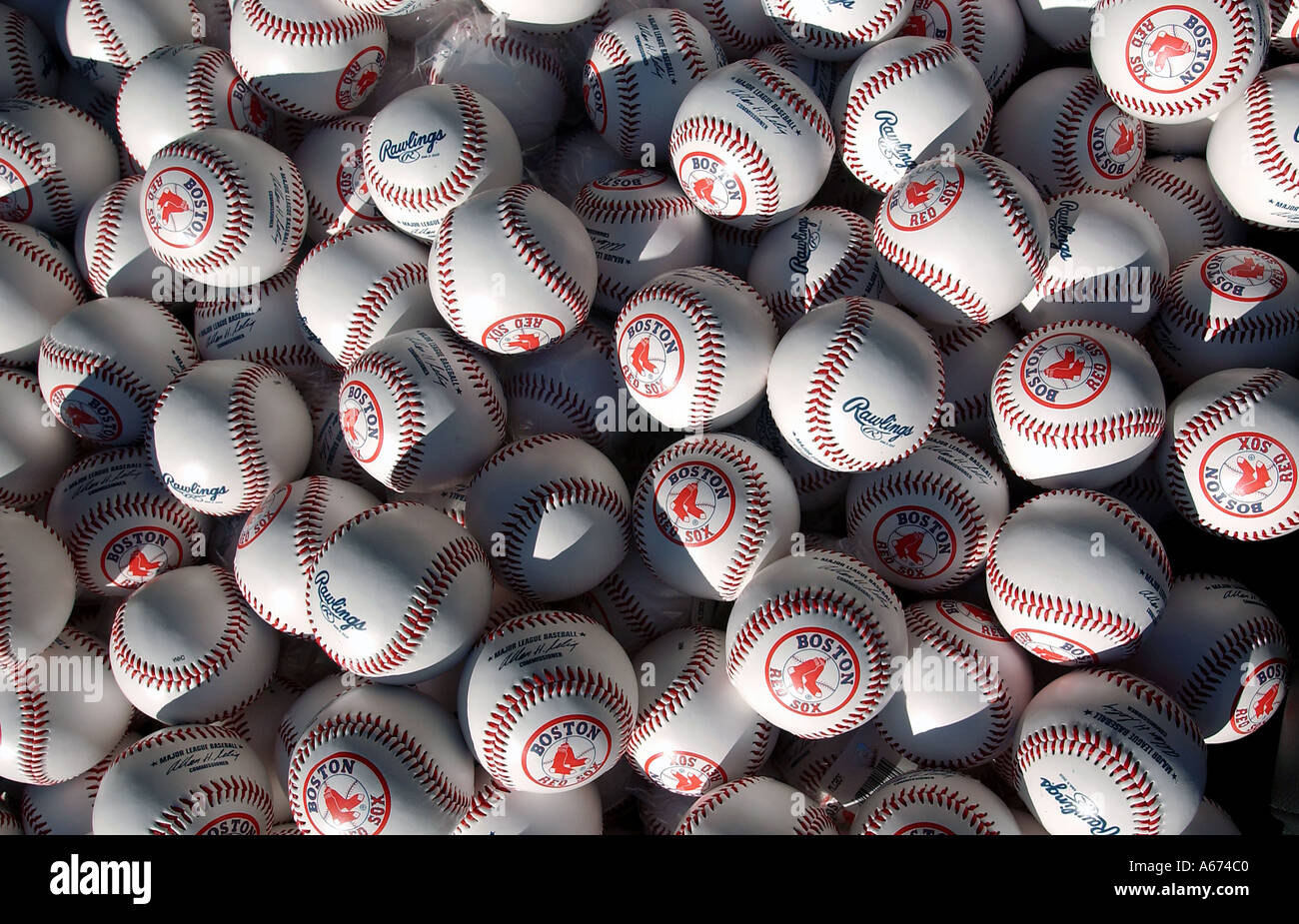 Un cestino pieno di Red Sox baseballs Foto Stock