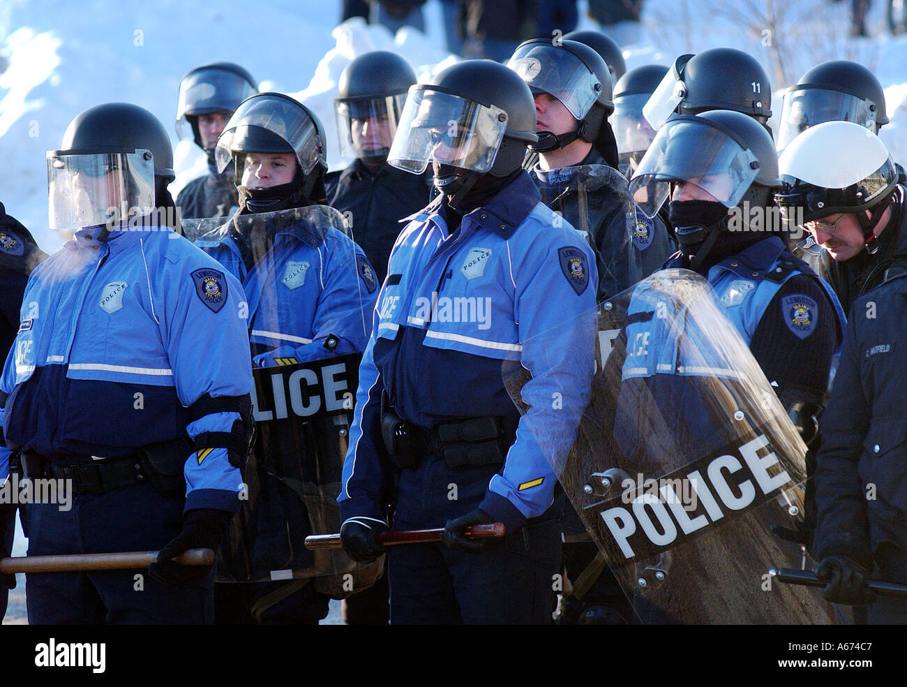 Sommossa dotate di polizia di guardia stand al di fuori di un bianco supremecist incontro di Lewiston Maine Foto Stock