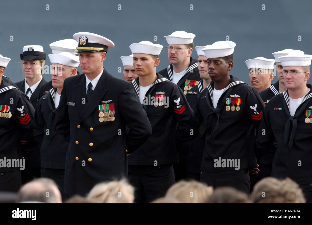 I marinai a bordo della USS Preble durante una cerimonia di messa in funzione in Boston Massachusetts Foto Stock