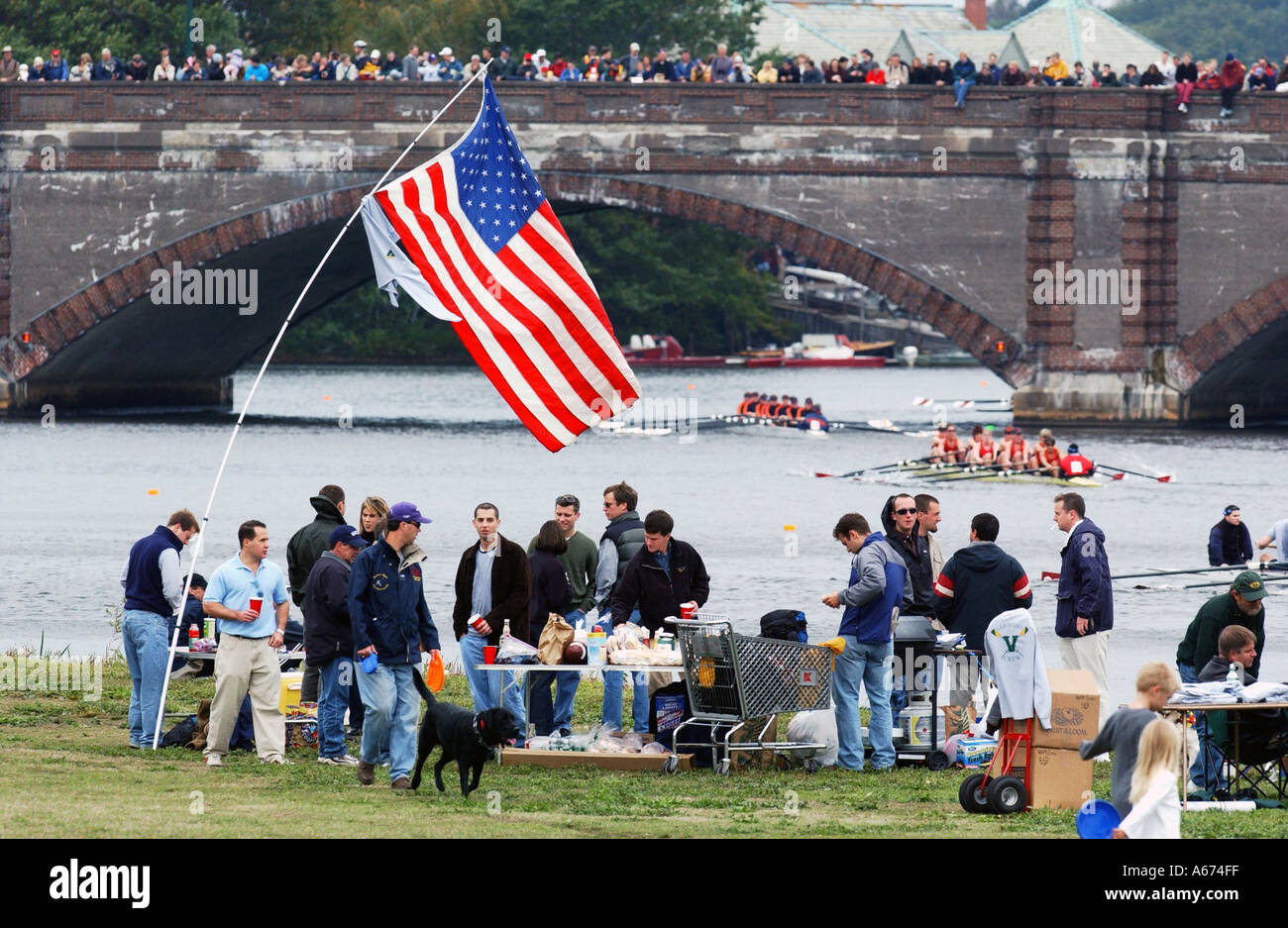 Gli spettatori sulle rive del fiume Charles per la testa della regata Carlo, Cambridge, Massachusetts Foto Stock