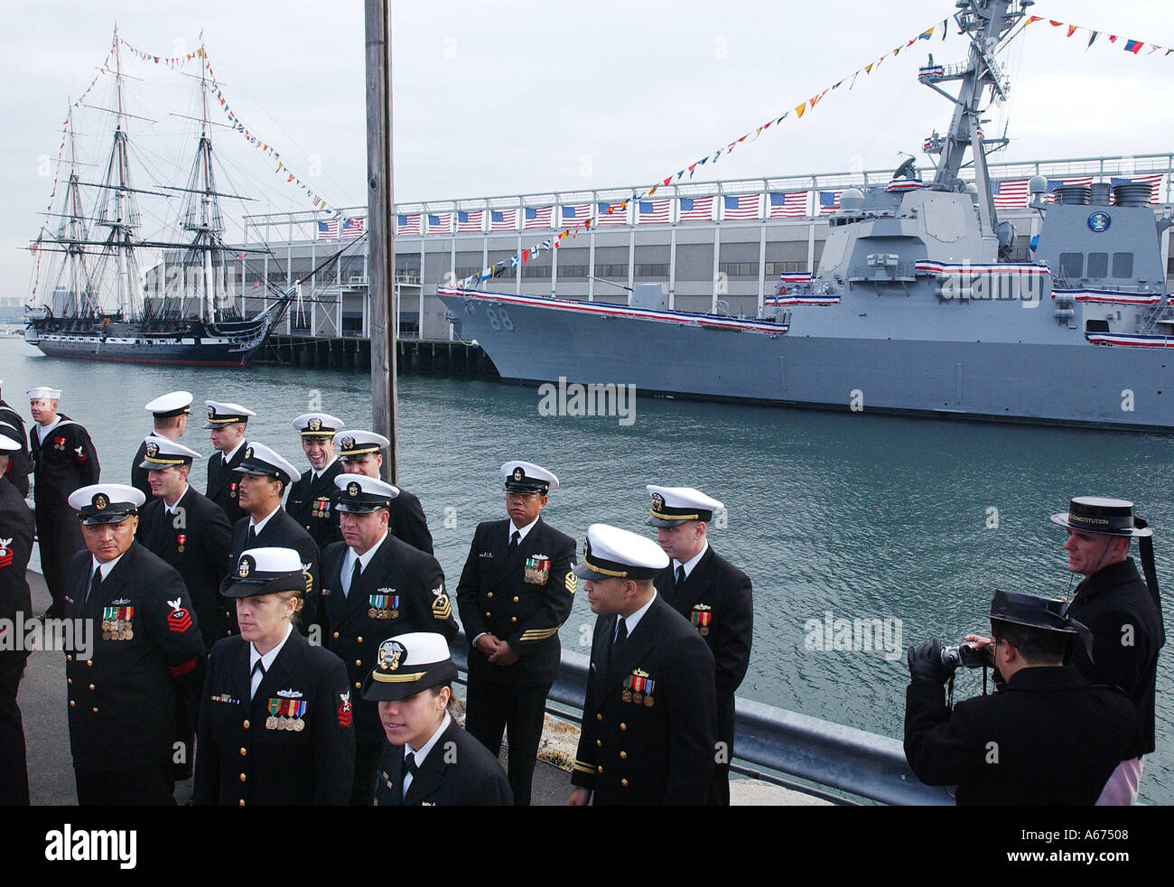 Messa in servizio cerimonie per la USS Preble, destro di Boston, Massachusetts. La USS Constitution è a sinistra. Foto Stock