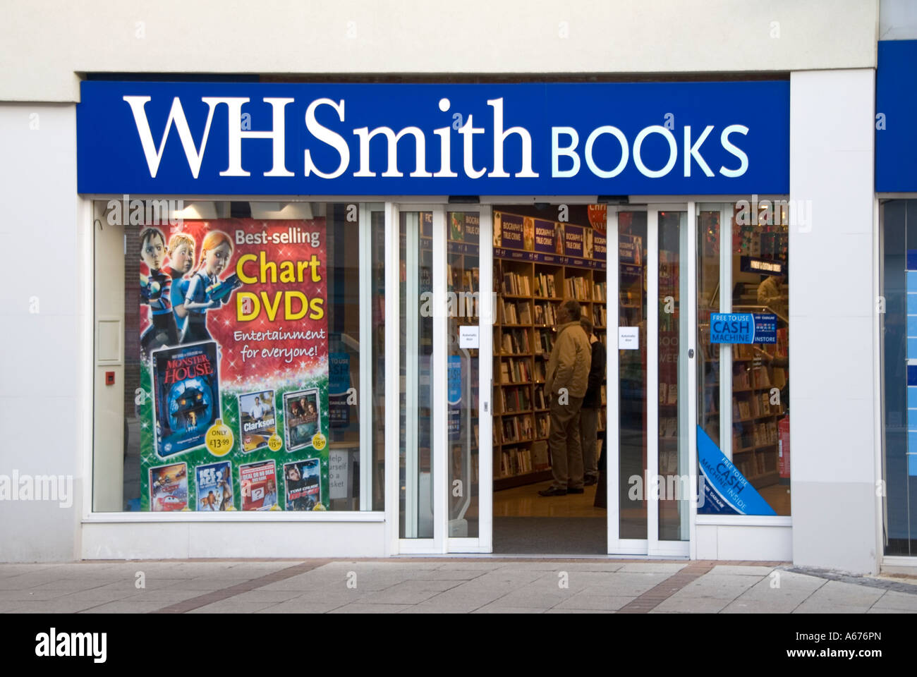 High street W H Smith libri vetrina e ingresso Foto Stock