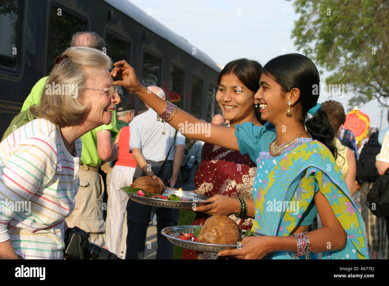 Un passeggero su il lusso Deccan Odyssey treno in India la ricezione 'puja' una benedizione .Maharashtra, India Foto Stock