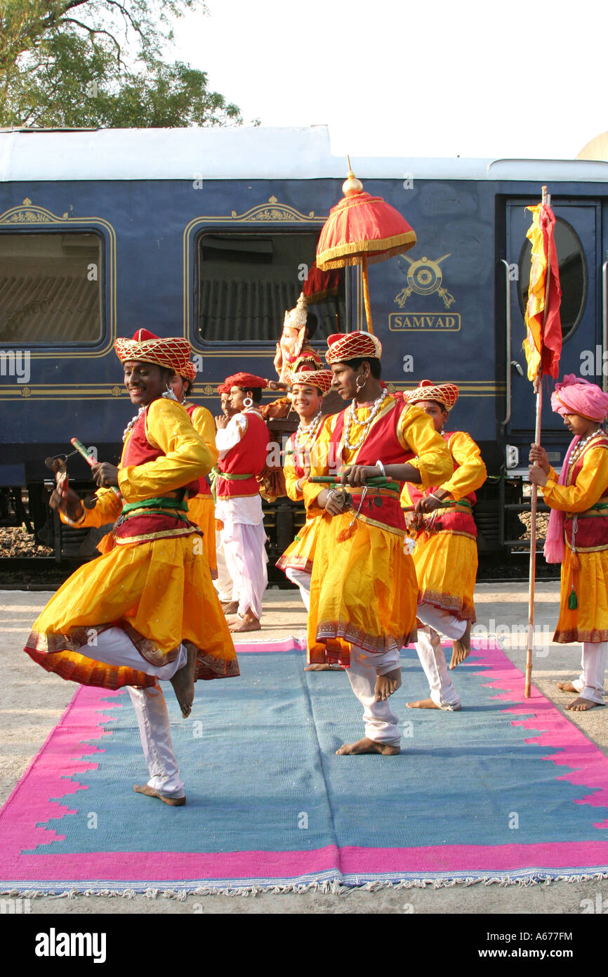 Colorata accoglienza musicale per i passeggeri per il lusso Deccan Odyssey treno ,Marathashtra,l'India Foto Stock