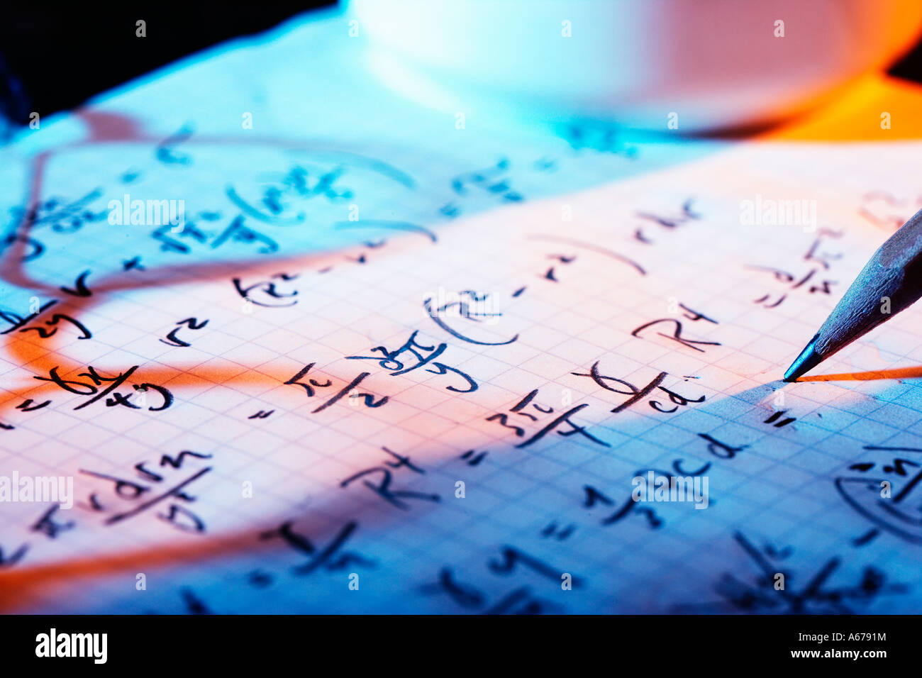 Pagina di equazioni matematiche con ombra di occhiali Foto Stock