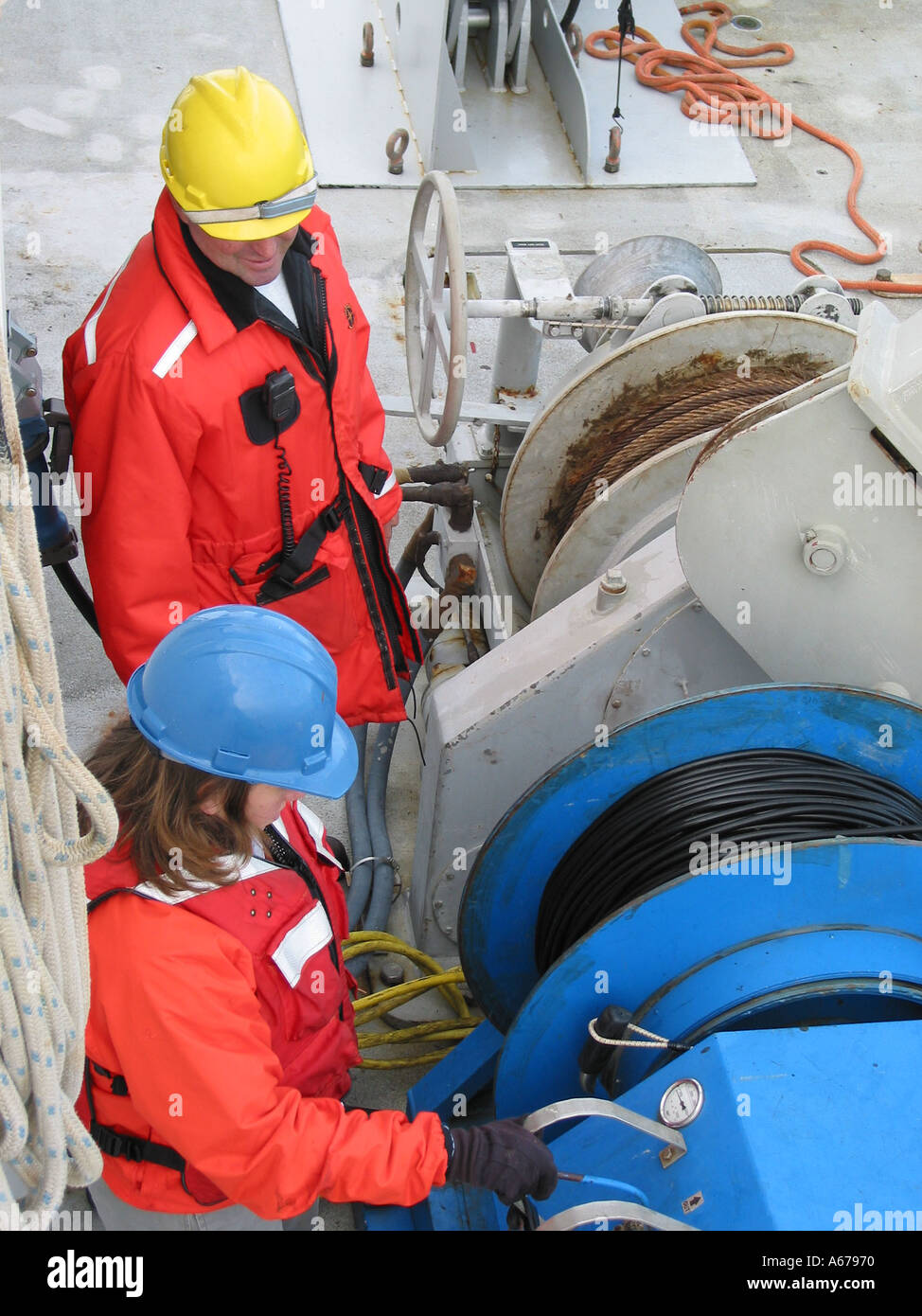 Argano operatore indossare adeguati indumenti di sicurezza Foto Stock