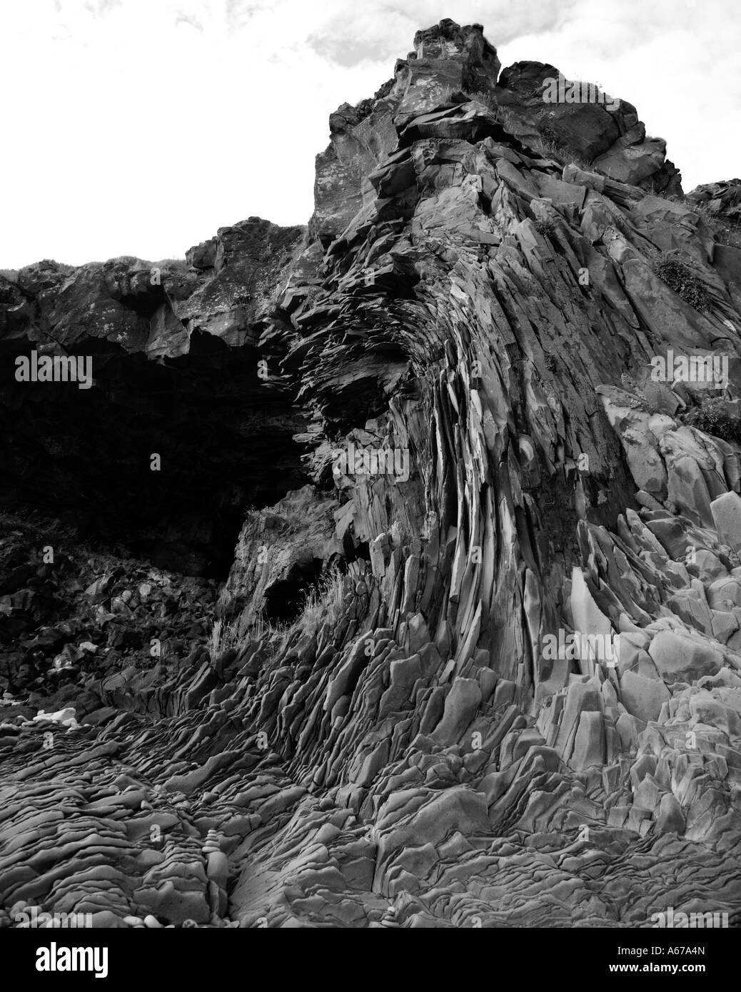 Il basalto scogliera sul mare Arnarstapi Islanda Foto Stock