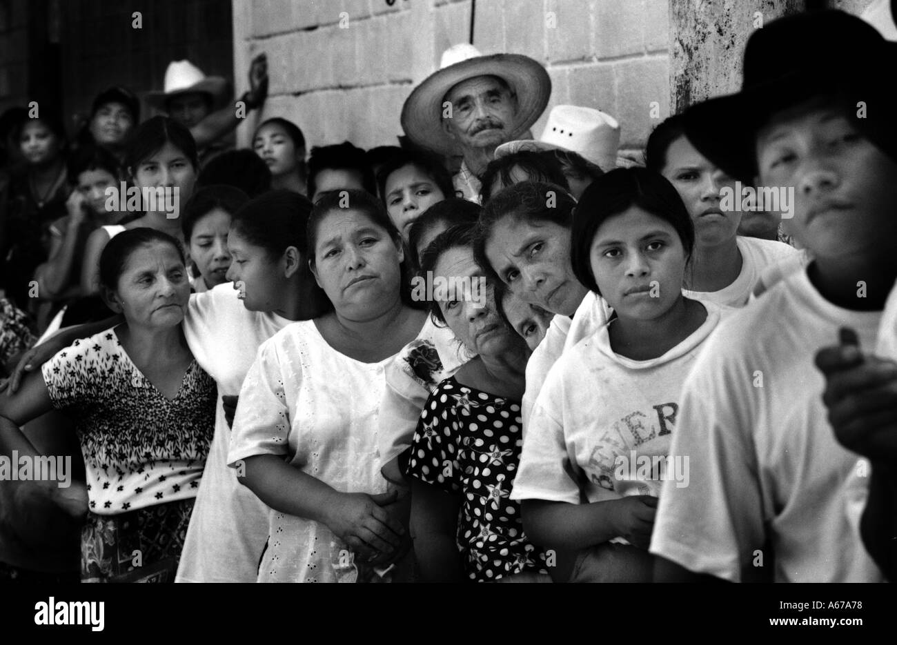 Volti di persone in attesa di cure mediche in Guatemala Foto Stock