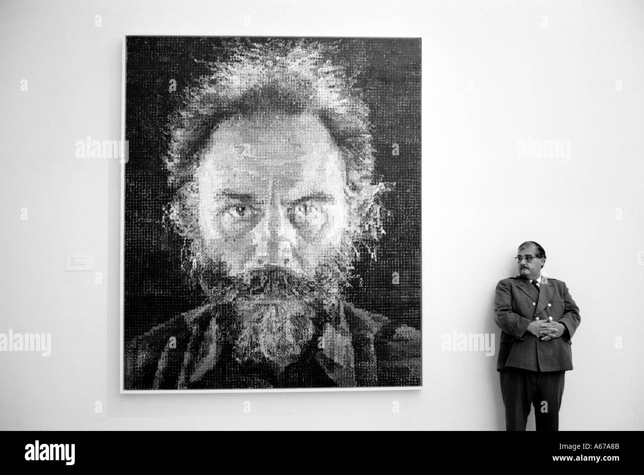 Arte Chuck Close pittura con museo permanente di guardia accanto al Metropolitan Museum of Art di New York City Foto Stock