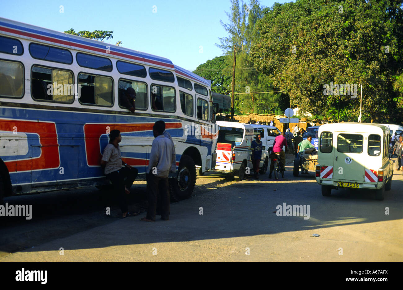 In attesa per il bus a lasciare, Malindi in Kenya Foto Stock