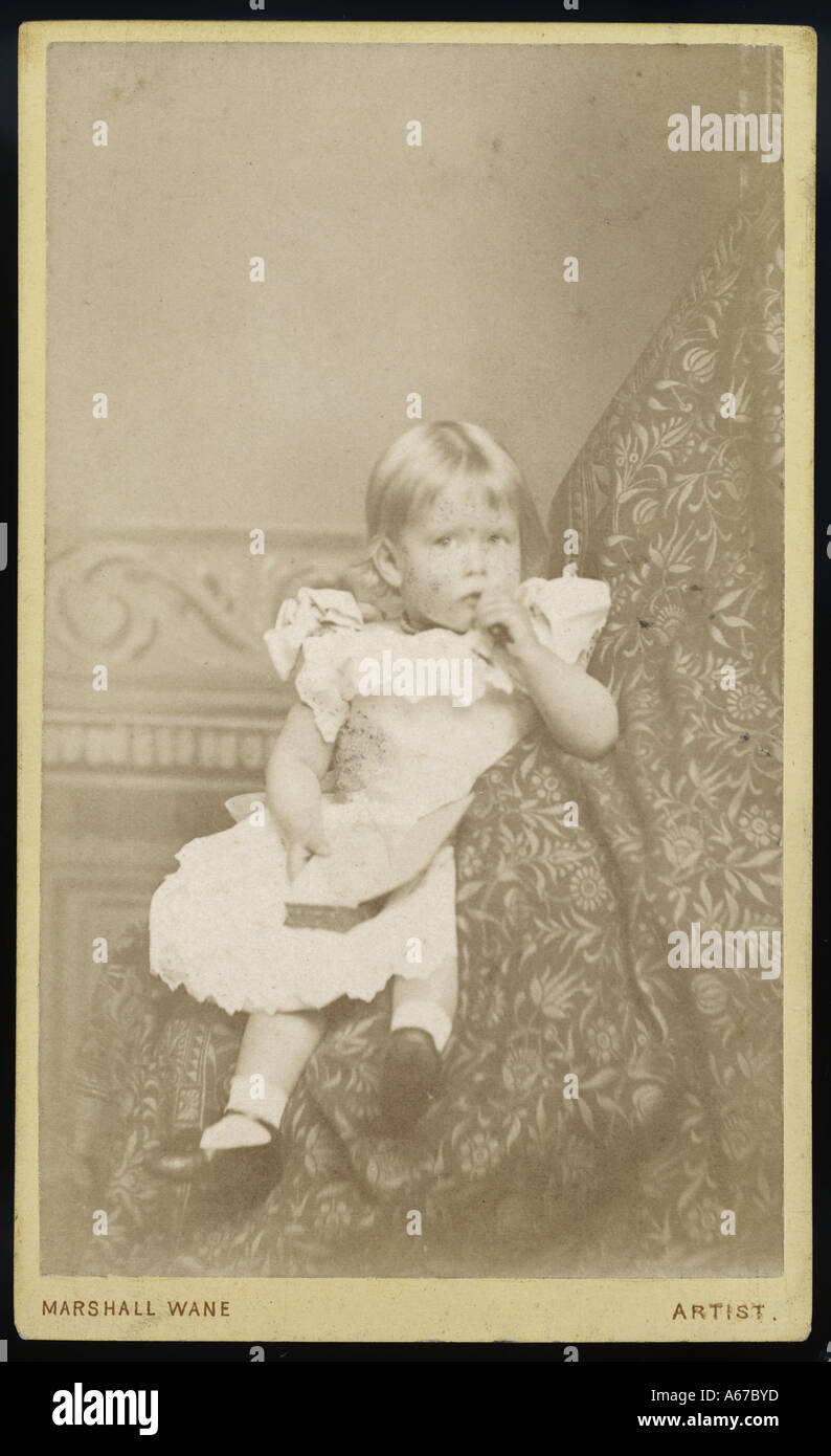 La ragazza di Lacy tonaca 1870s Foto Stock