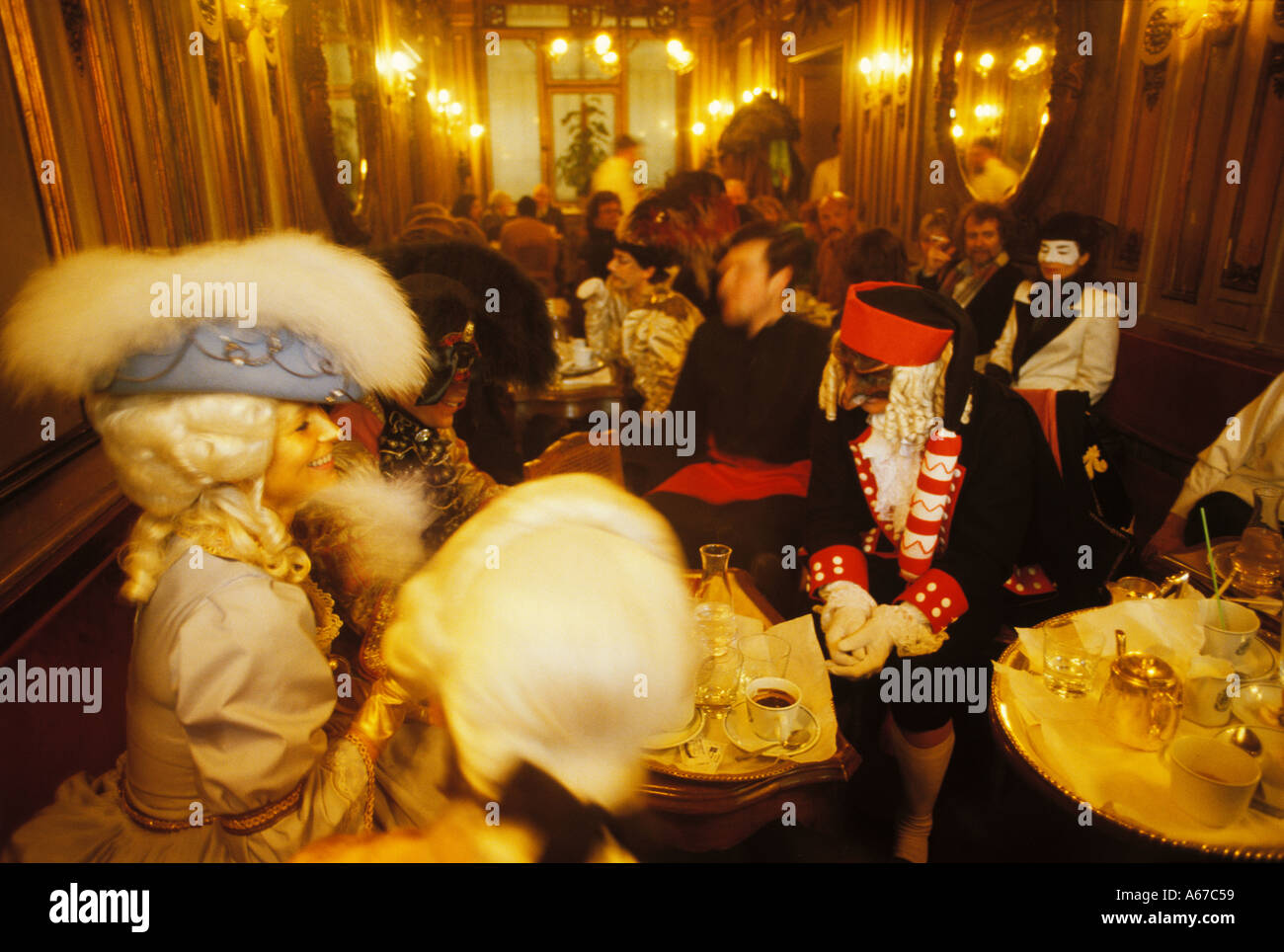 Maschere veneziane nel Caffè Florian Carnevale a Venezia Italia Foto Stock