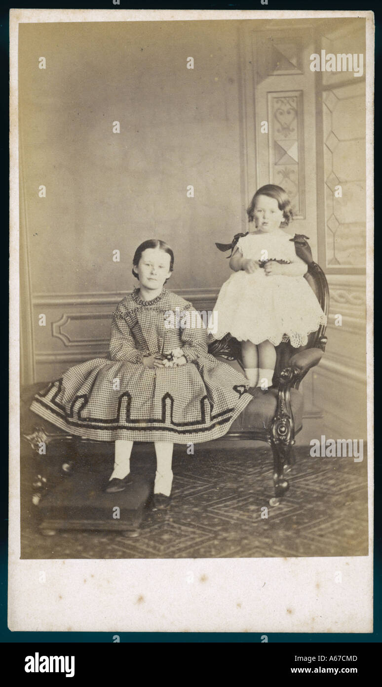 Le ragazze in costume 1860s Foto Stock