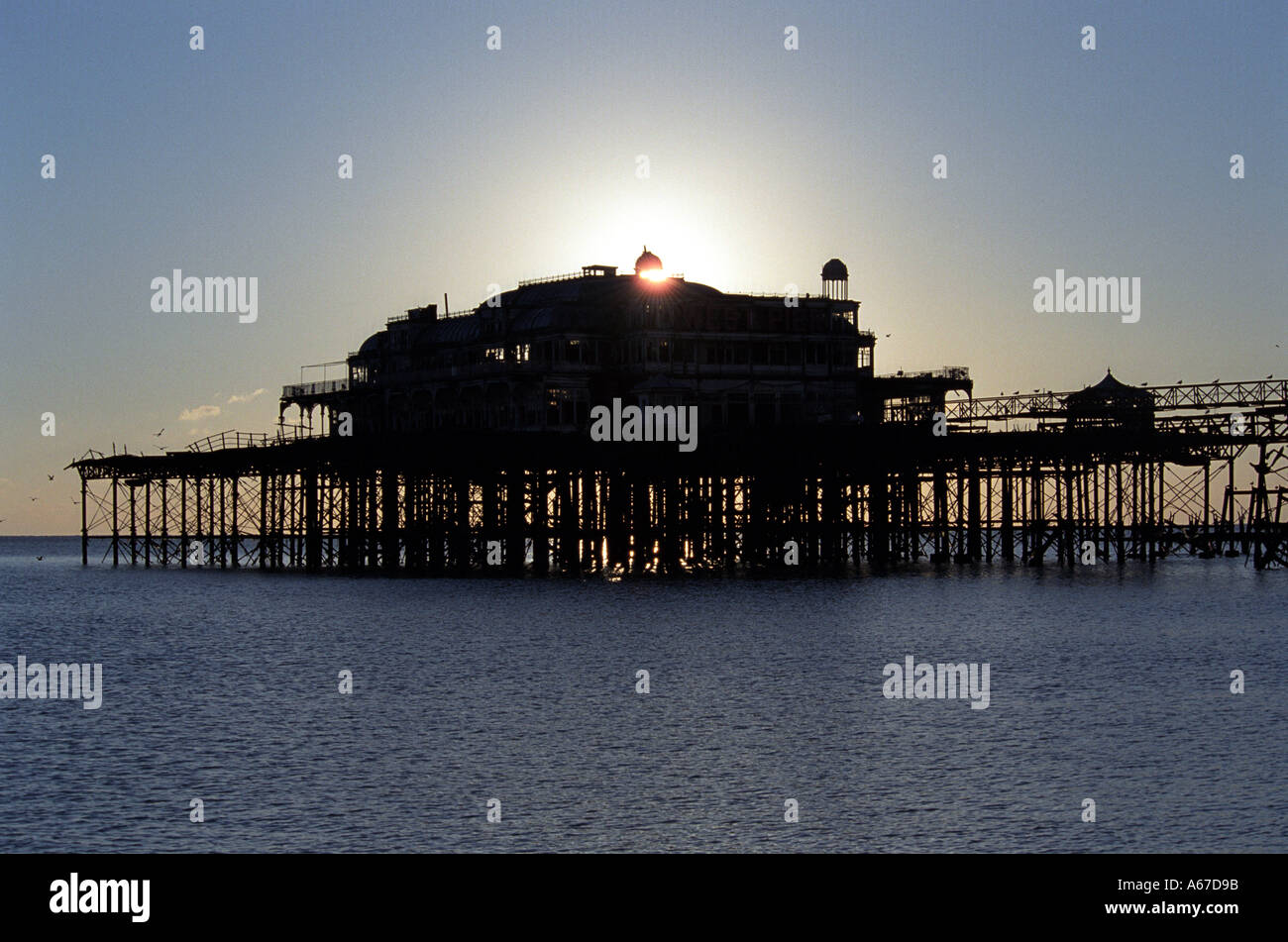Silhouette di Molo Ovest di Brighton Foto Stock