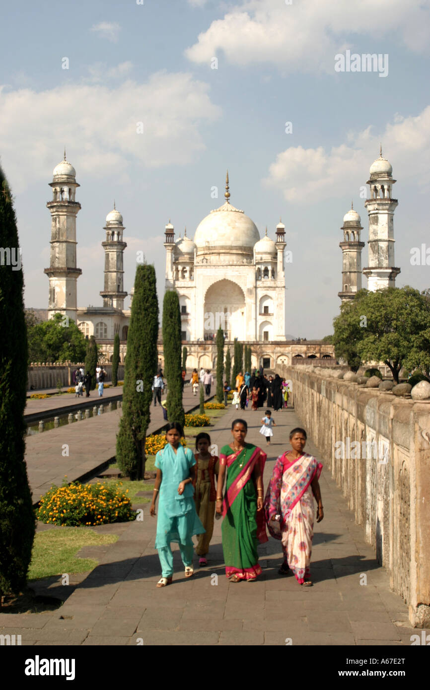 I visitatori al Bibi-Ka-Maqbara (Taj Mahal copy) a Aurangabad ,Maharashtra, India Foto Stock