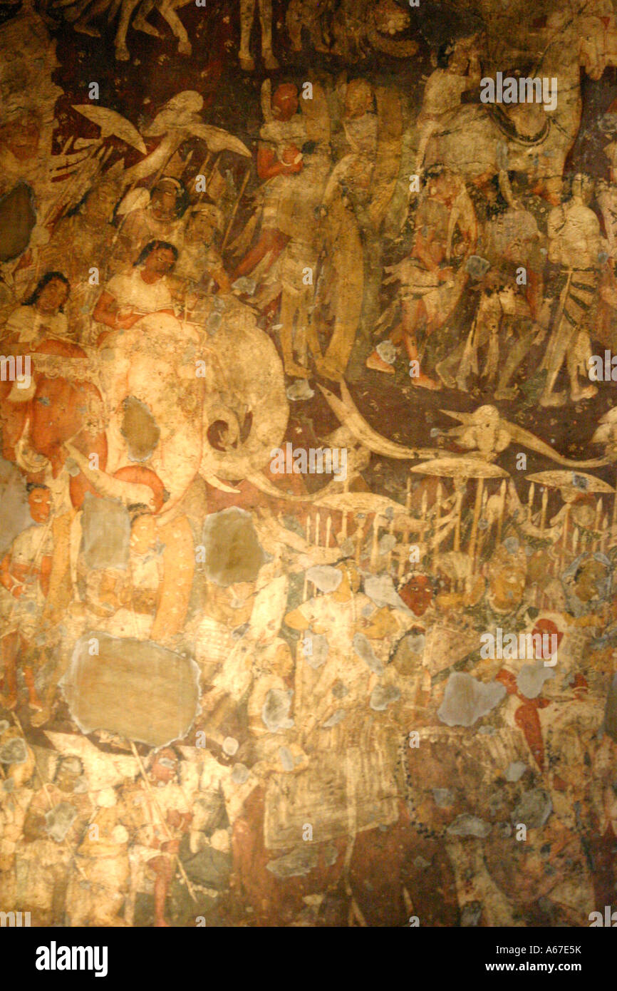 Spettacolari dipinti a muro in grotta numero diciassette a Ajanta,il famoso sito patrimonio mondiale dell'UNESCO nel Maharashtra in India Foto Stock
