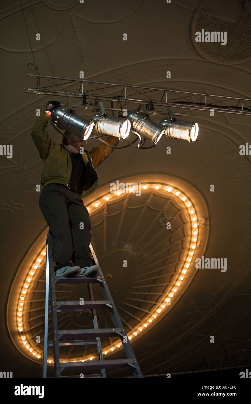 Detroit Michigan un stagehand regola l'illuminazione al maestoso Teatro Foto Stock