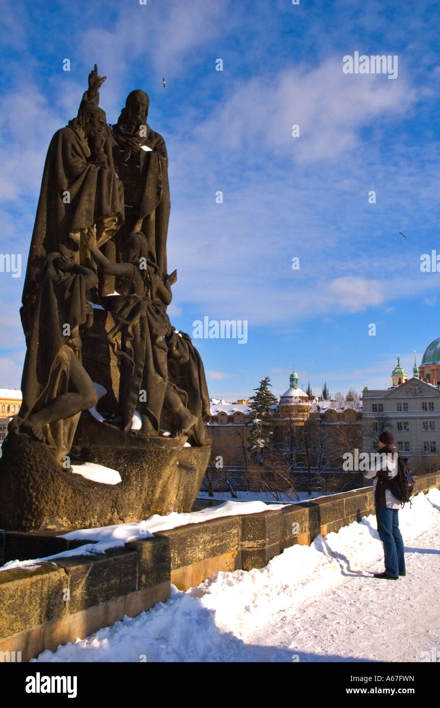 Statua di San Cirillo e San metodo che ha introdotto il cristianesimo di Slavi nel ponte Carlo a Praga Repubblica Ceca Foto Stock