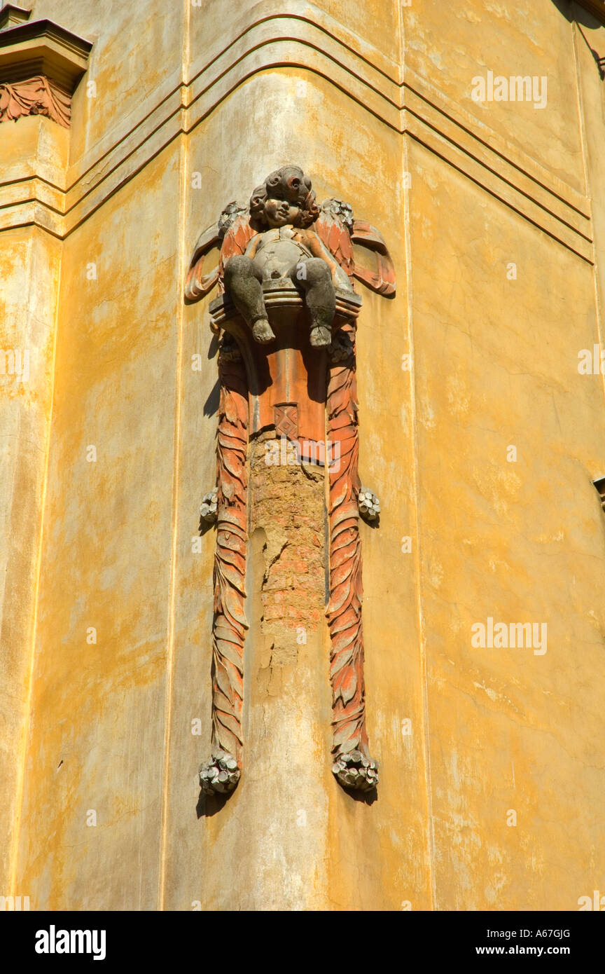 Una scultura in un angolo di un edificio in Letna Prague Repubblica Ceca Foto Stock