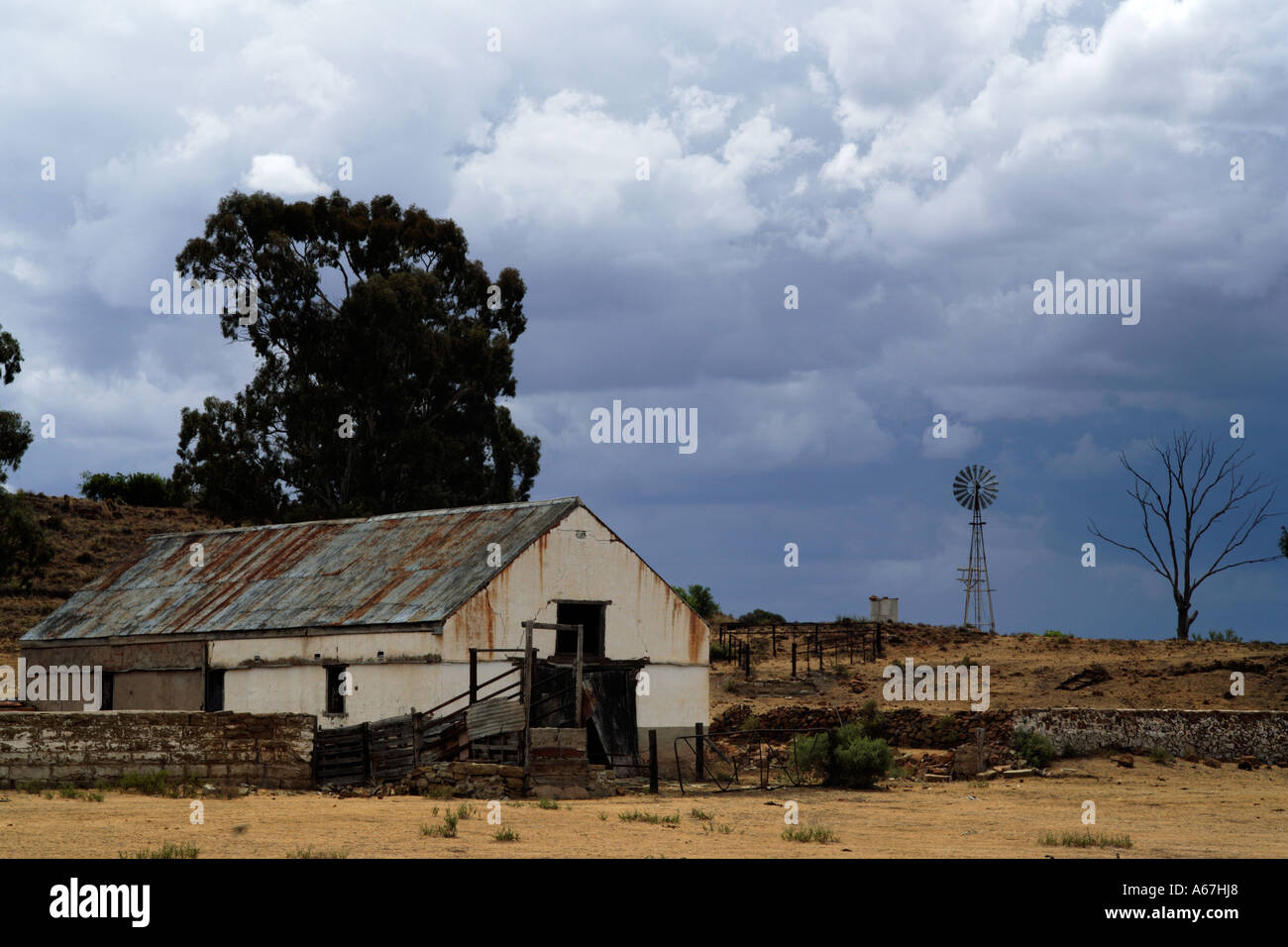 Aria di tempesta sopra azienda abbandonata Libero Stato del Sud Africa Foto Stock