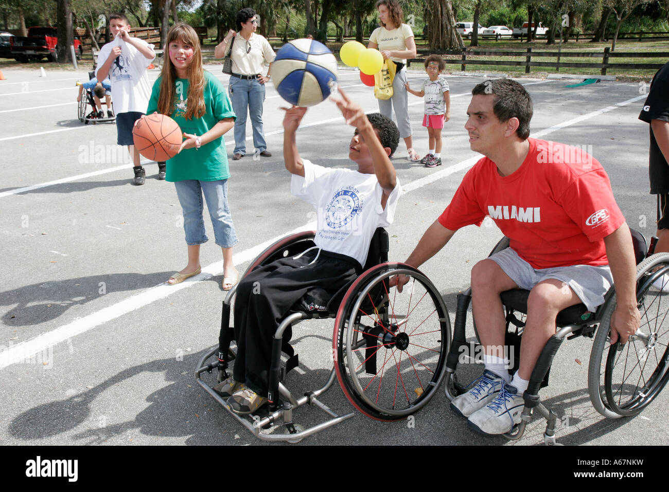 Miami Florida,Kendall,famiglia famiglie genitori genitori bambini bambini,Festival delle Arti,fiera disabili esigenze speciali,basket ispanico c Foto Stock