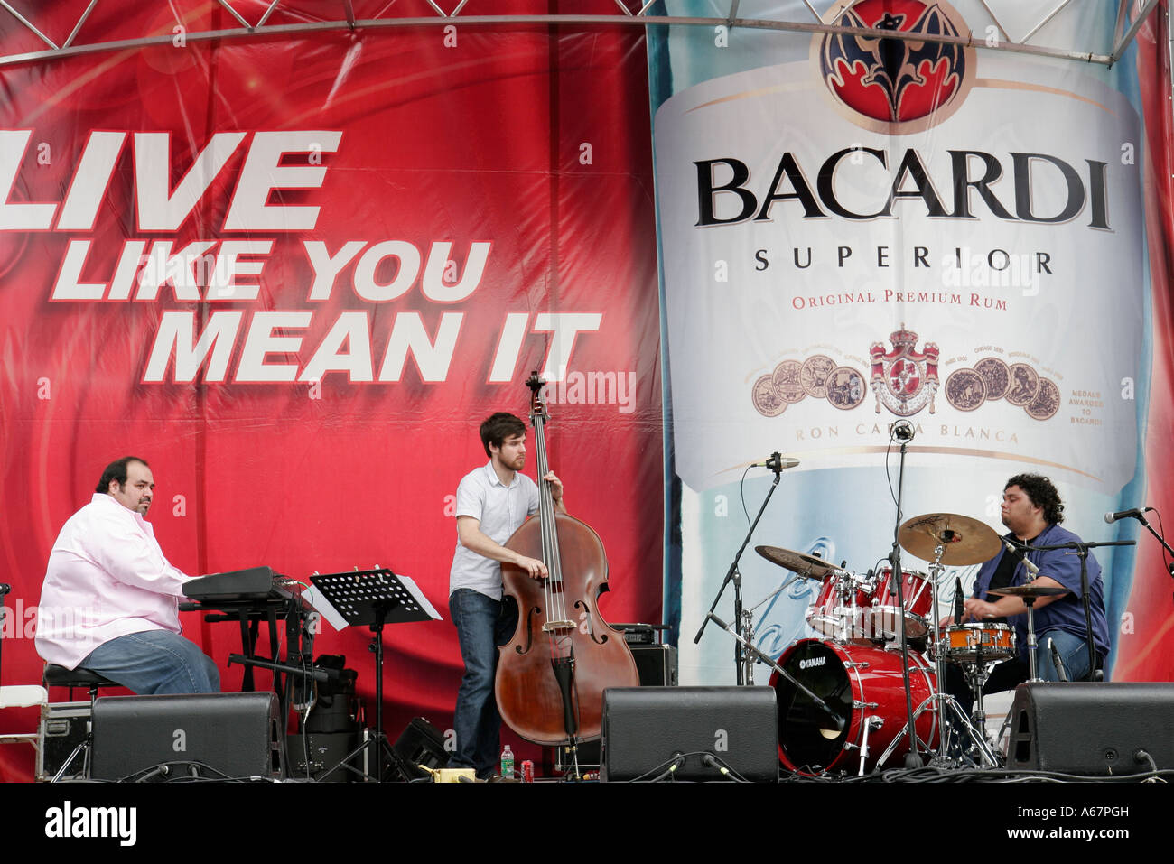 Miami Florida,Coral Gables,famiglia famiglie genitori genitori bambini bambini,Festival delle Arti,Ispanica fiera jazz band ensemble,palcoscenico,musica,spettacolo,Bac Foto Stock