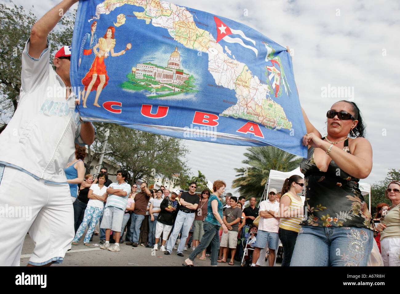 Miami Florida,Coral Gables,famiglia famiglie genitori genitori figli bambini,Festival delle Arti,prodotti coppia fiera ispanica,mostra mappa Cuba,conc gratuito Foto Stock