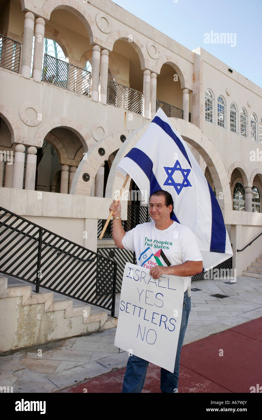 Miami Florida,Surfside,Shul di Bal Harbour sinagoga,Israele terra insediamento protesta,Israeli,Ebraici,ebrei,conflitto,uomo uomo maschio,segno,bandiera israeliana,FL070 Foto Stock