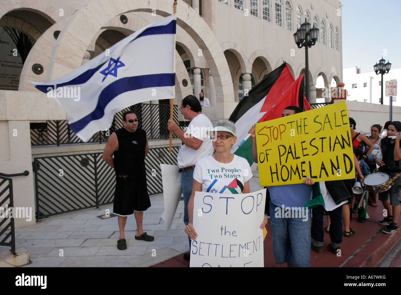 Miami Florida,Surfside,Shul di Bal Harbour sinagoga,Israele terra insediamento protesta,Israeli,Ebraici,Ebrei,conflitto,segni,bandiera israeliana,FL070318054 Foto Stock