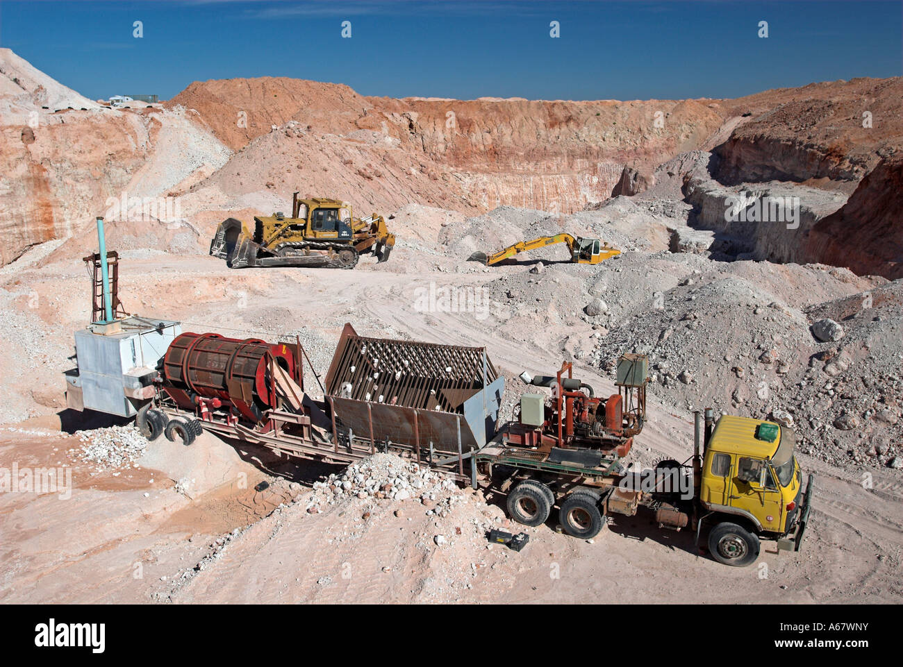 Del macchinario minerario in una miniera di opale, Coober Pedy, South Australia, Australia Foto Stock