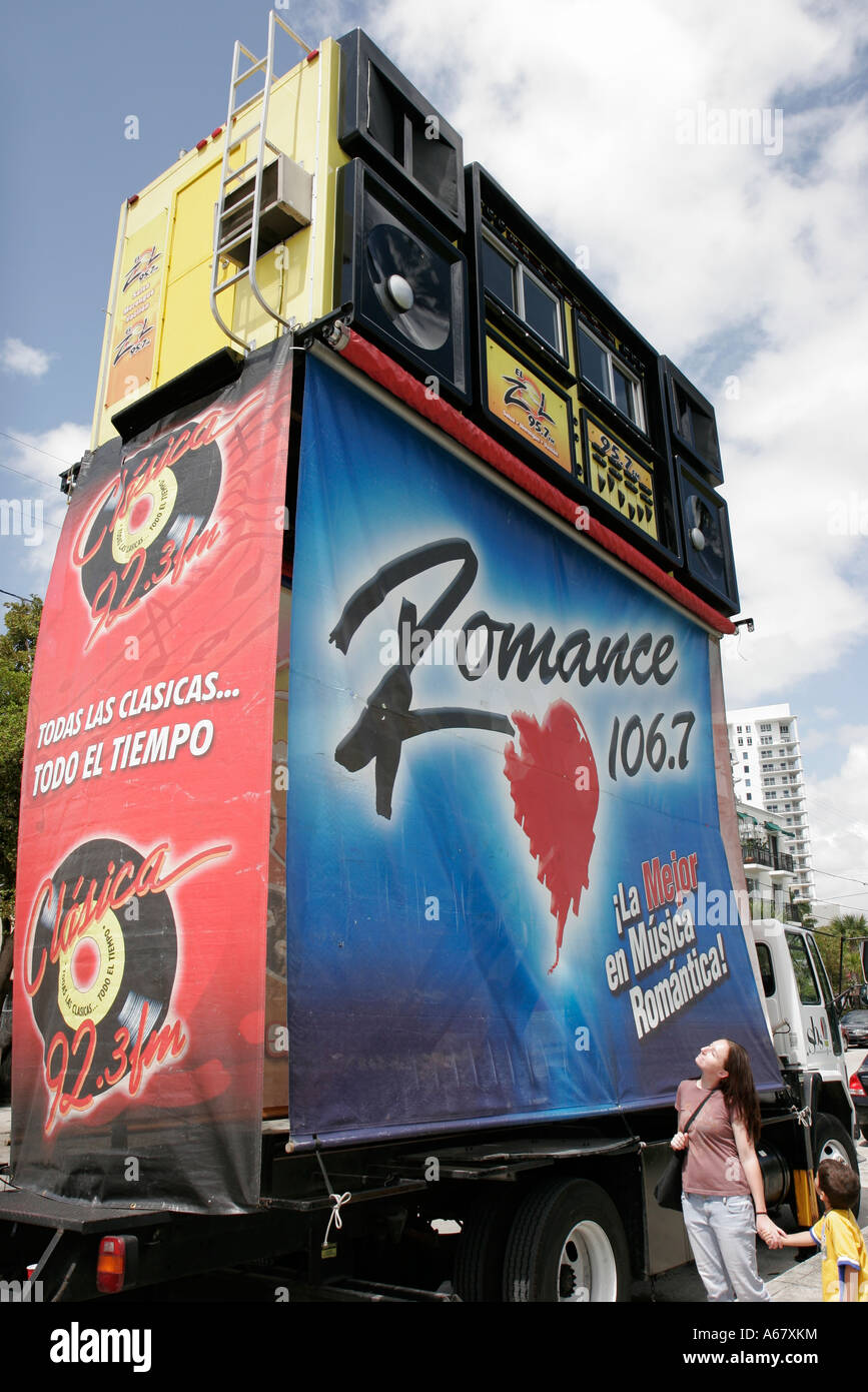 Miami Florida,Jose Marti Park,Riverday Celebration,festival,fiera,Miami River,acqua,ecologia,FM radio marketing,gigantesco boom box,musica,S Foto Stock