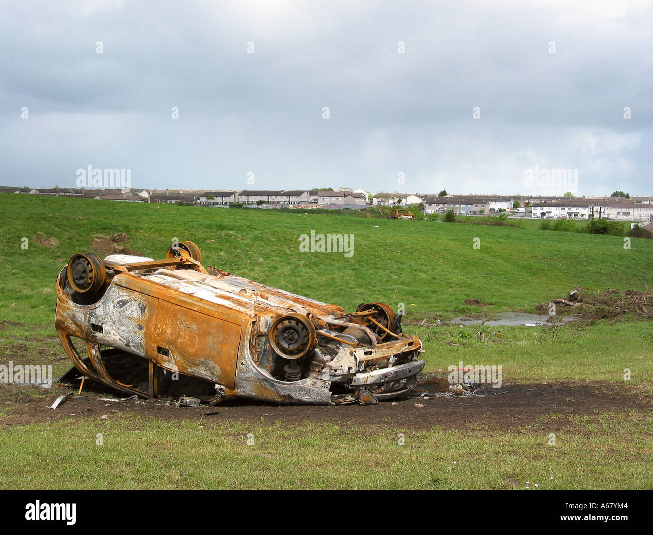 Bruciata auto a sinistra a marcire nella periferia di Dublino in Irlanda Foto Stock