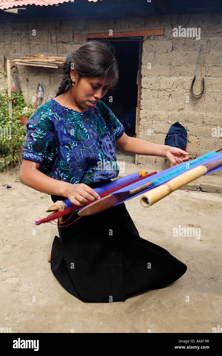 Donna indiana al lavoro su un telaio tradizionale, Chiapas, Messico Foto Stock