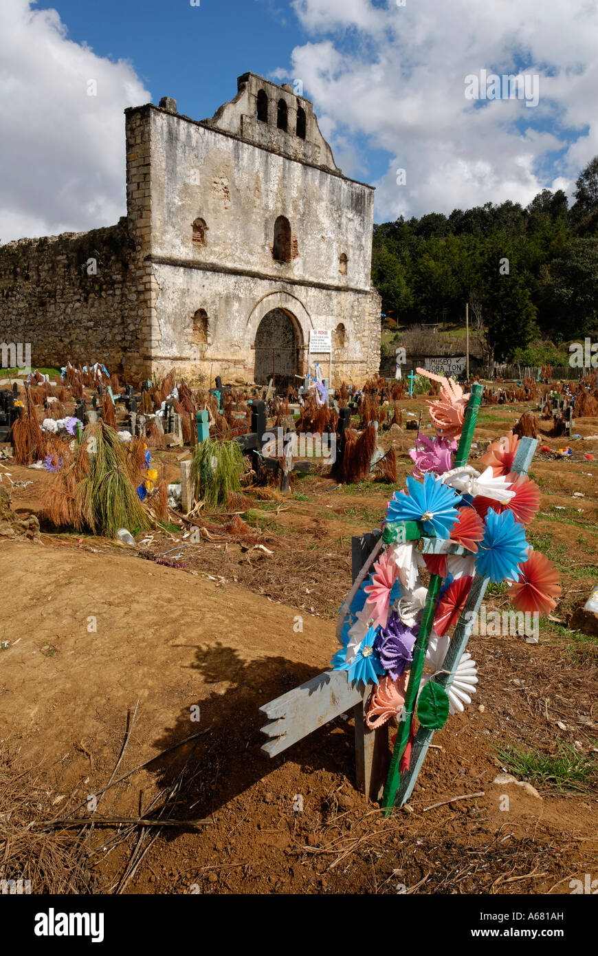 Indian cimitero di San San Juan Chamula, Chiapas, Messico Foto Stock