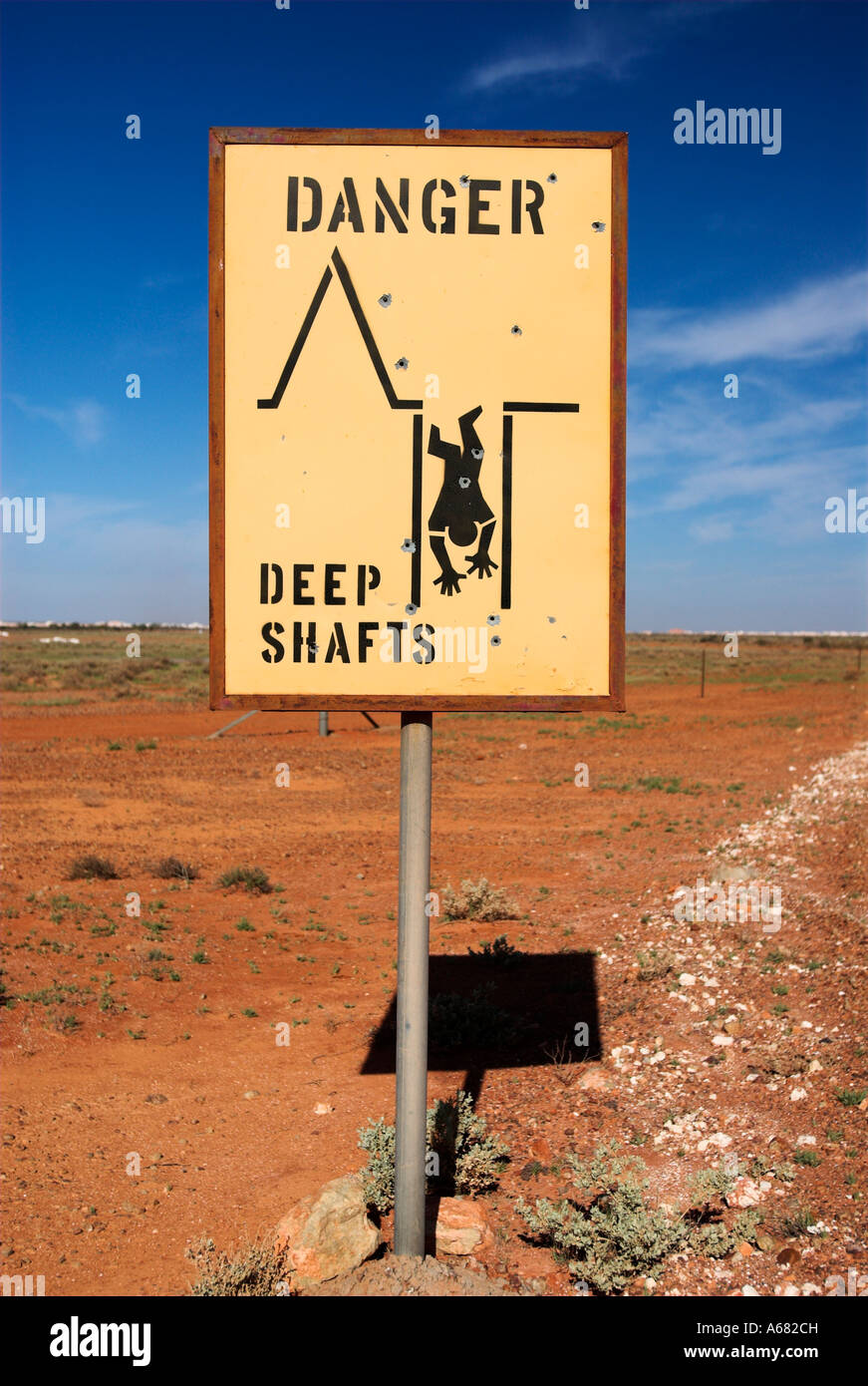 Cartello stradale di avvertimento di pozzi di Coober Pedy, South Australia, Australia Foto Stock