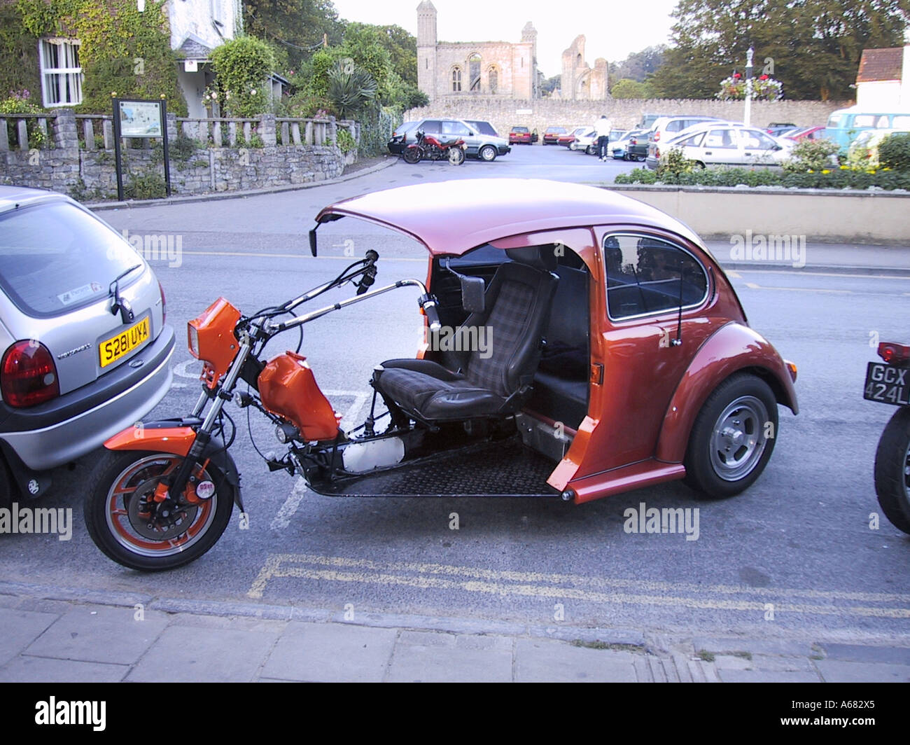 Vintage classic VW Beetle trike parcheggiato a Glastonbury Somerset Inghilterra Foto Stock