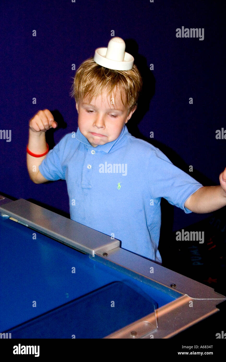 Celebrando air hockey obiettivo in corrispondenza della pompa It Up - La parte gonfiabile Zona - Intrattenimento per bambini. Burnsville Minnesota USA Foto Stock