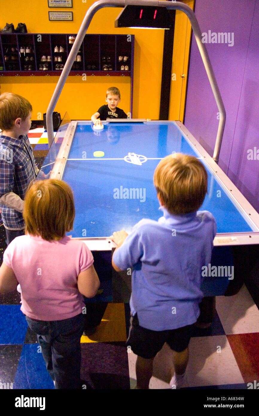 Bambini che giocano air hockey in corrispondenza della pompa It Up - La parte gonfiabile Zona - Intrattenimento per bambini. Burnsville Minnesota USA Foto Stock