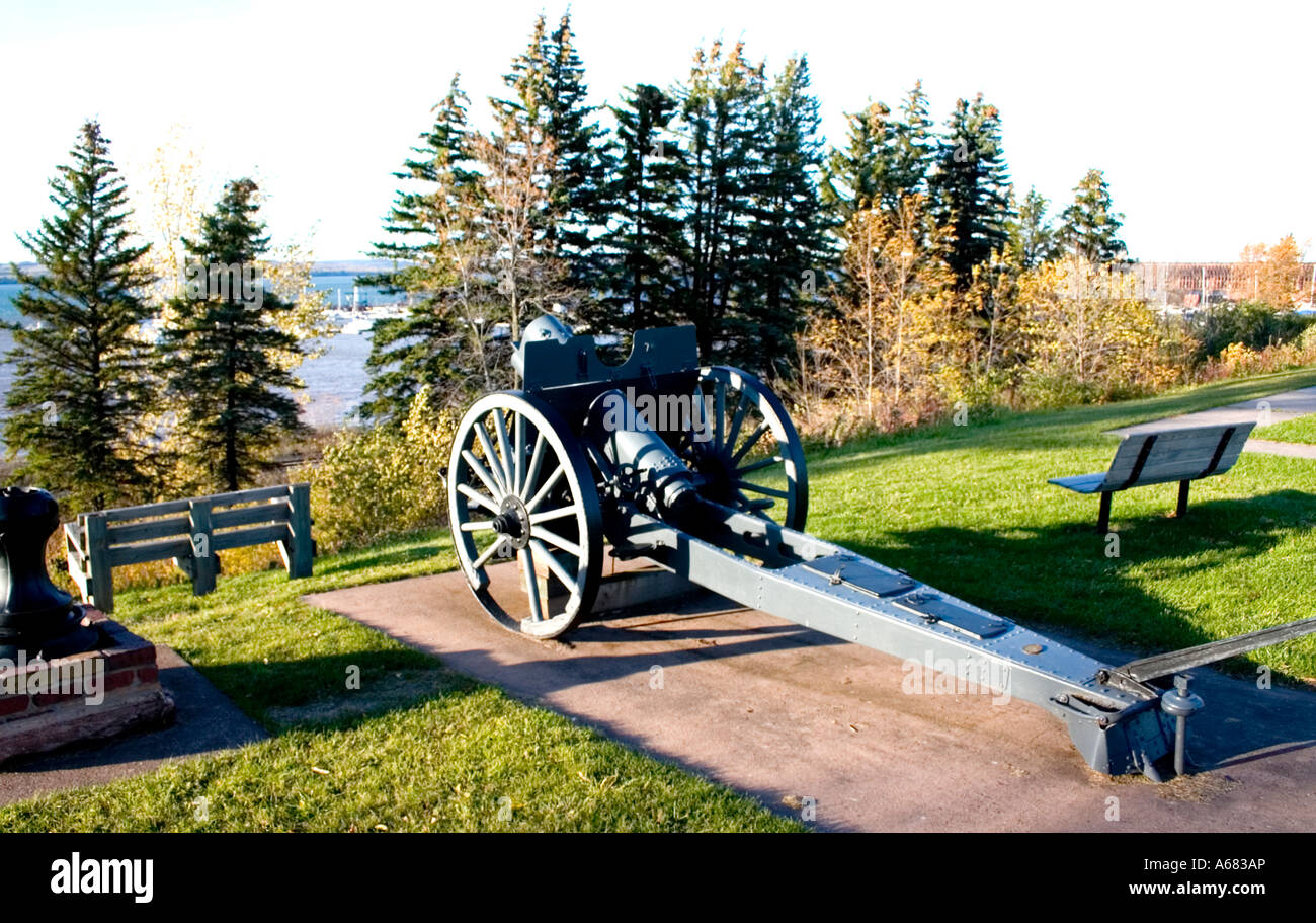 Canon affacciato sul Lago Superiore nel Memorial Park. Ashland Wisconsin USA Foto Stock