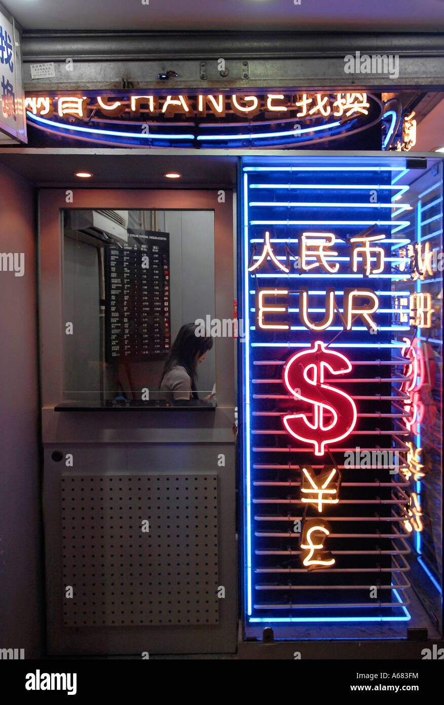 Insegne al neon in forma di valuta estera presso un ufficio cambio valuta in Hong Kong Cina Foto Stock