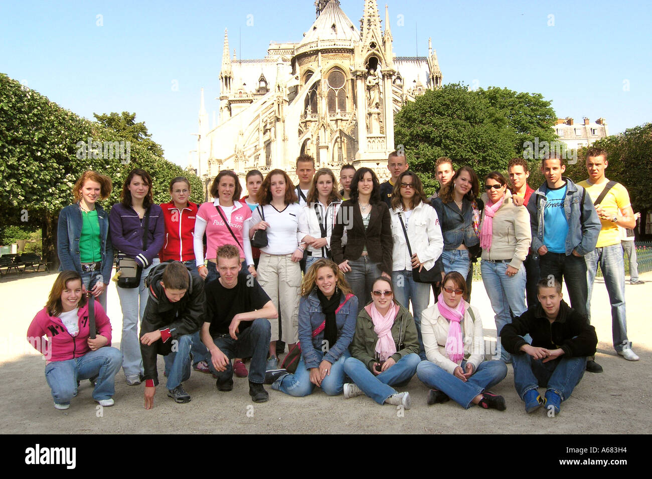 Gruppo scolastico di adolescenti caucasici in posa per la fotocamera davanti a Notre Dame Parigi Francia Foto Stock