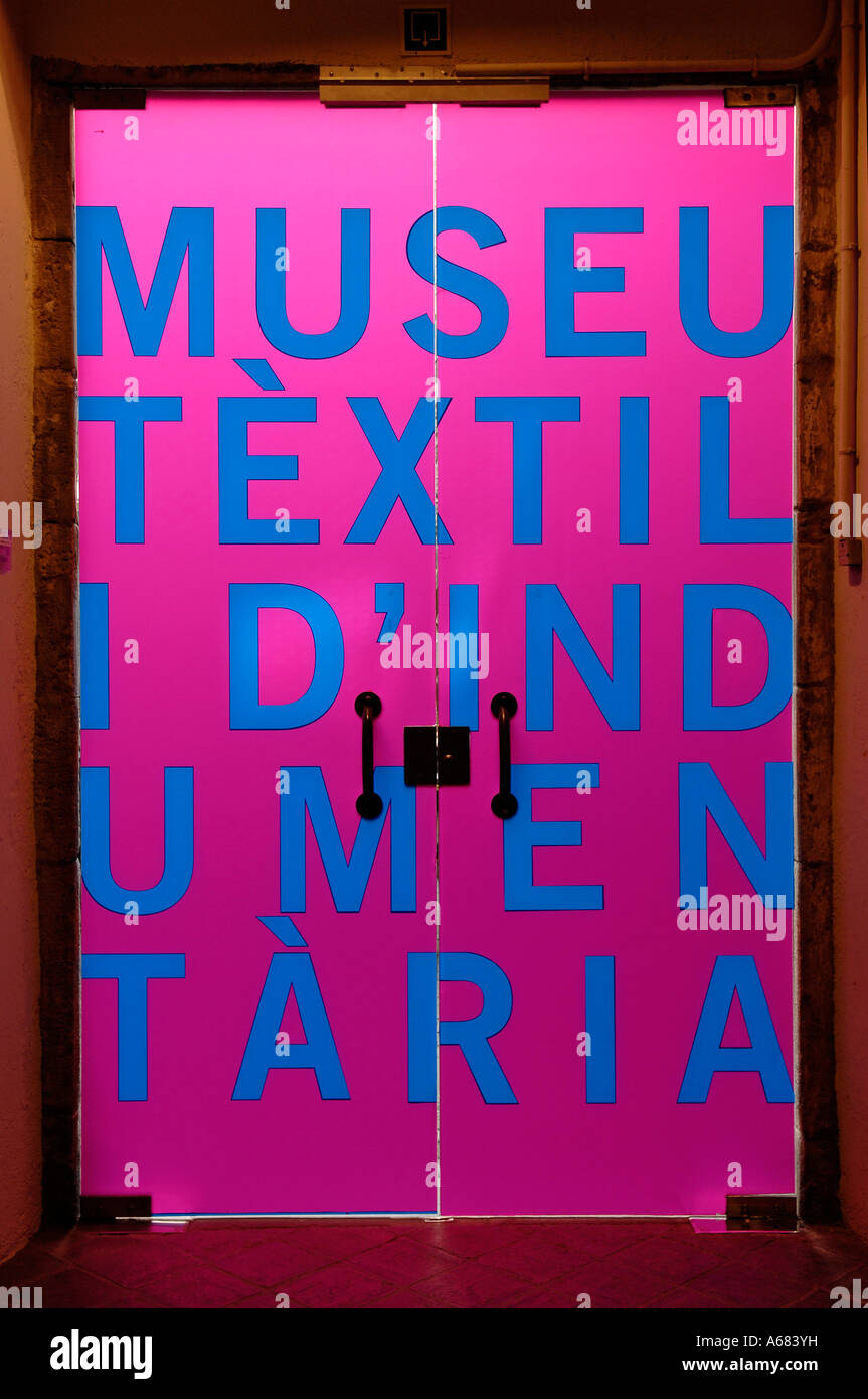 Porta vetrata al Museo del tessuto e del Costume nel quartiere Gotico, o Barri Gotic Barcelona Spagna Foto Stock