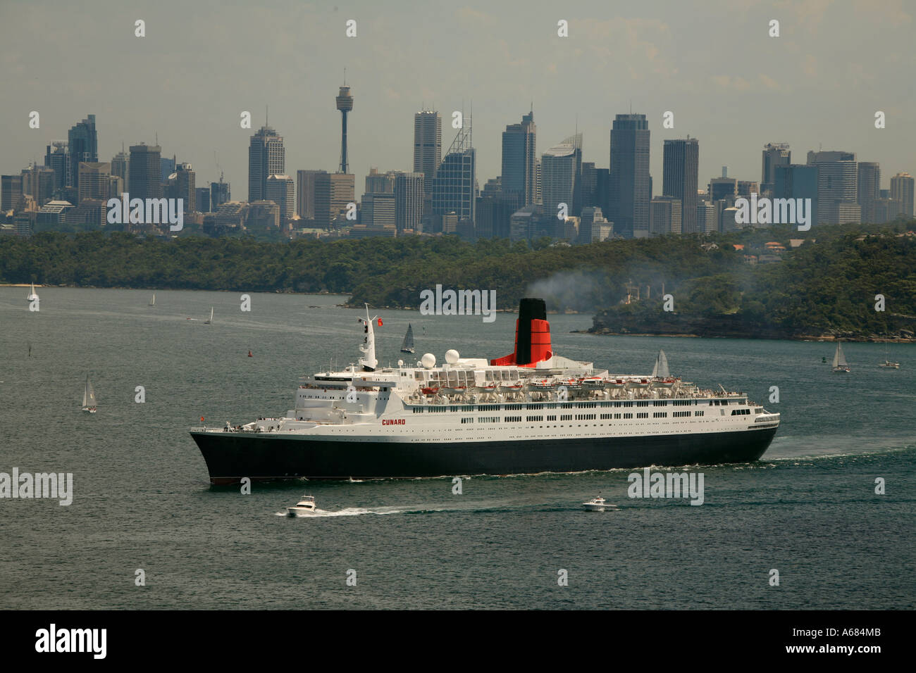Nave da crociera Queen Elizabeth 11 lascia il porto di Sydney Australia Foto Stock