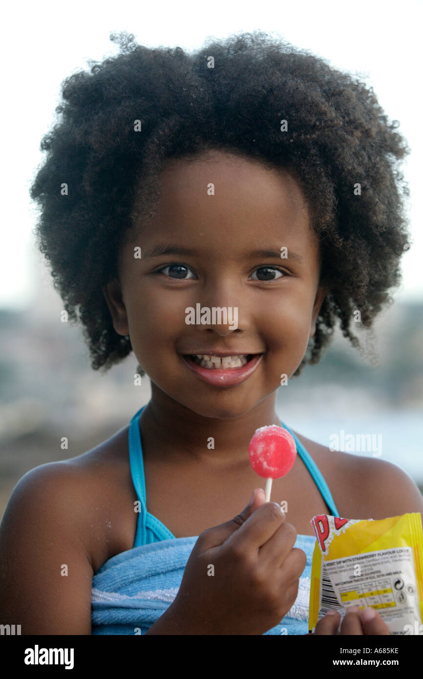 Giovani afro american girl con rosso pop per lecca-lecca Foto Stock
