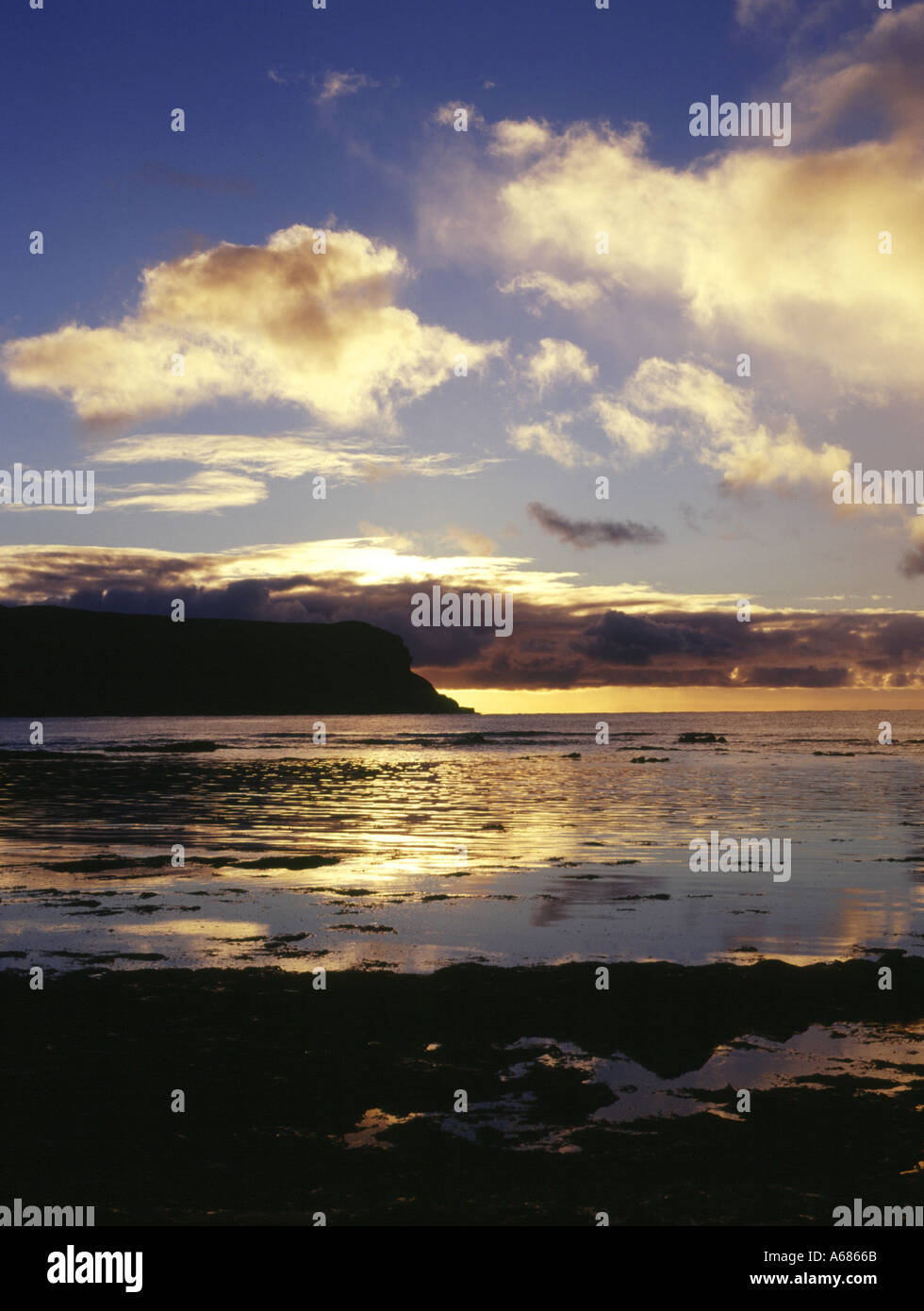 dh WARBETH BEACH ORKNEY tramonto d'oro sull'Oceano Atlantico del Nord e Kame of Hoy tranquilla costa del mare Foto Stock
