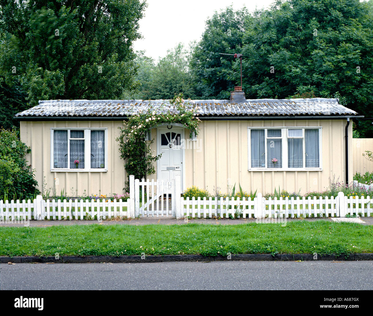 Wake Green Road, Moseley, Birmingham, Regno Unito. Un 1945 Phoenix "prefabbricato" o casa prefabbricata. Migliaia di persone sono state costruite per risolvere il dopoguerra carenza di alloggi Foto Stock